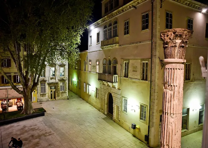 Luxury Colonna 4*, Center 4*